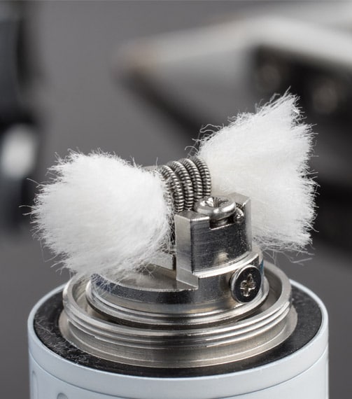 Wicks installés dans un clearomiseur pour e-cigarette