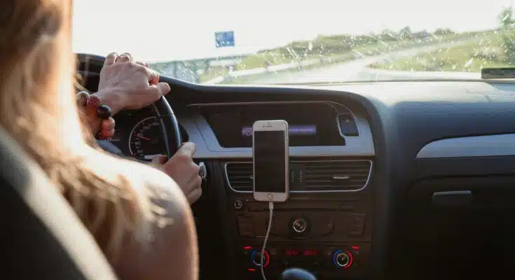 une femme au volant de sa voiture