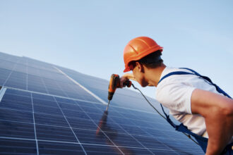 Transition énergétique : pourquoi faire appel à une entreprise RGE pour vos panneaux solaires ?