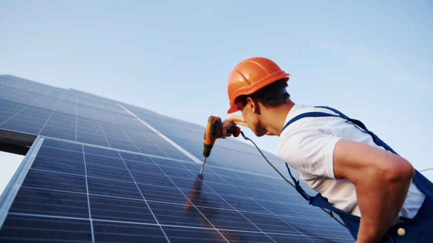 Transition énergétique : pourquoi faire appel à une entreprise RGE pour vos panneaux solaires ?